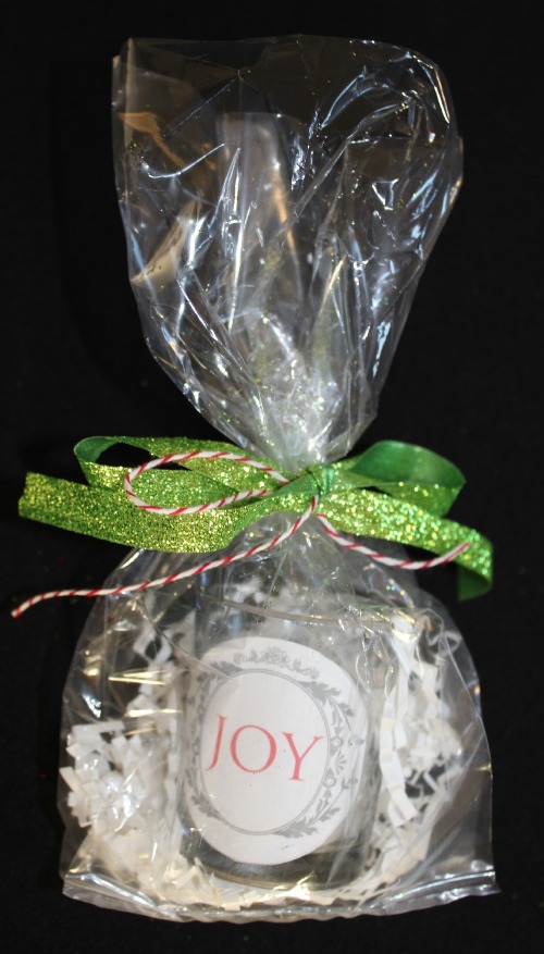 Christmas DIY Party Favor or Hostess Gift... easy to make and inexpensive! TablerPartyofTwo.com