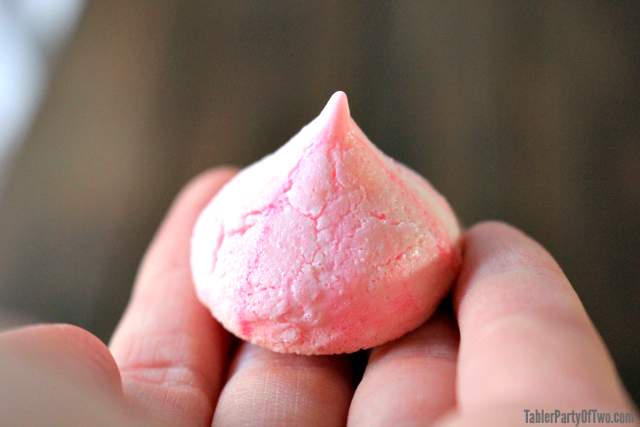 Gorgeous Valentine Meringue Cookies... beautiful and delicious.
