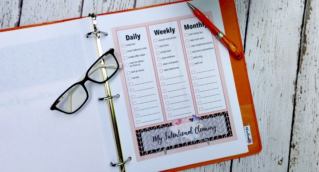 A printable to help you keep on top of daily, weekly and monthly cleaning! Tabler Party of Two | Tablerpartyoftwo.com