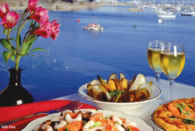 Cafe Fina is a dog friendly waterfront restaurant in Monterey County. Does it get anymore GORGEOUS??? TablerPartyofTwo.com